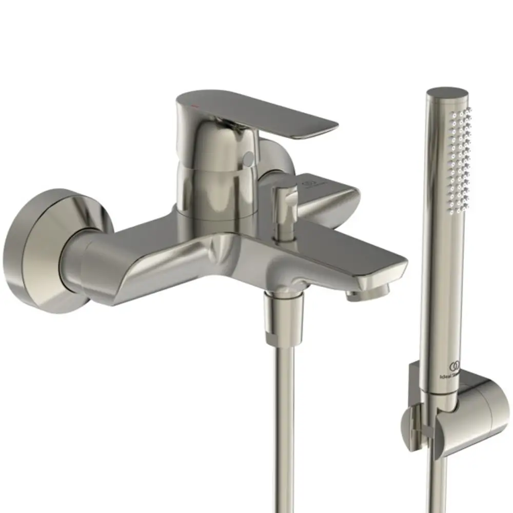 Edelstahl-Badarmatur mit einem zentralen Mischhebel und einer Handbrause, montiert an der Wand, von Ideal Standard.